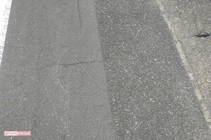 道路に警察が書いた✕印が