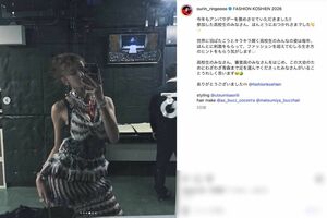 胸元から腰にかけて身体のラインに沿い、胸下は編み目から素肌がのぞく大胆なデザインのマーメイドドレスを着用した王林（本人のインスタグラムより）