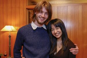 アイスランド大使館で行われたレセプションでも、共演者と仲よさそうに肩を寄せ合っている（アイスランドメディア『IcelandMonitor』より）