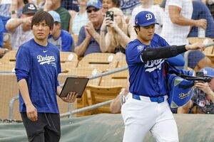 2024年3月、スキャンダル発覚前の水原一平（左）と大谷翔平／共同通信社