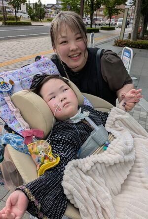 本退院後の6歳ごろの渡辺瑚々ちゃん。知り合いの集まりに母、未来さんと参加。呼吸器をつけての生活で、体調を崩し再入院することも