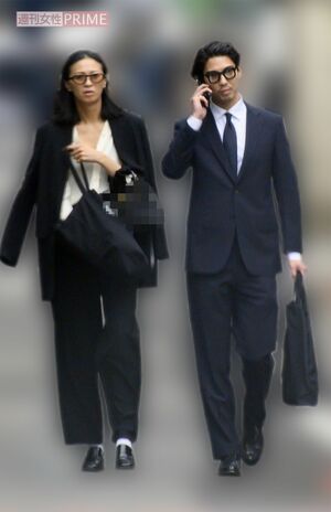 2024年4月、入学式を終えて妻の榮倉奈々と帰路につく賀来賢人。メガネをかけてビジネスマン風に