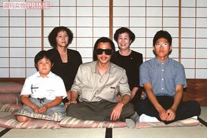 ブームの真っただ中、着替える暇もなくMr.マリックの格好のまま岐阜にとんぼ返りして法事に参加したときのカット