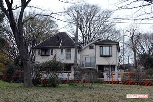 宮沢みきおさん宅（右側）。現在は公園の側にポツンと建っており、フェンスで囲われている