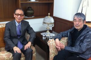 2011年、数々のヒットを共作した作詞家の松本隆（右）と談笑する筒美さん（川原さん提供）