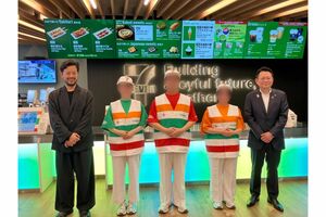 関西・大阪万博会場内にオープンする、セブン-イレブン店舗の限定ユニフォーム　※画像は編集部で一部加工（公式Xより）
