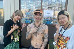 7月29日に『男鹿ナマハゲロックフェスティバル』に出演したHYDE。桃色ドロシーと（桃色ドロシー・キシベのツイッターより）