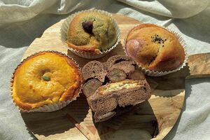 改良を重ねた今秋の新作「マロンショコラクリームチーズタルトサンド」（中央下）918円