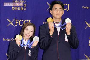 2026年2月25日、日本外国特派員協会で会見を行った三浦璃来と木原龍一。写真撮影では取材陣からも祝福の声が
