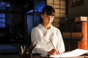 『ツバキ文具店～鎌倉代書屋物語～』で主人公の雨宮鳩子を演じる多部未華子　(c)NHK