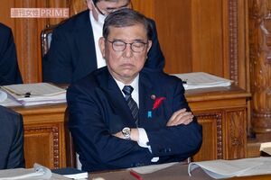 居眠り?をする石破茂元首相