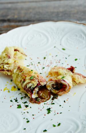 麦イカをまるごと揚げた麦イカのフリットは想像以上のやわらかさ。素材に対して、華美ではなく、真摯（しんし）に仕事しているのが感じられる　撮影／寺澤太郎