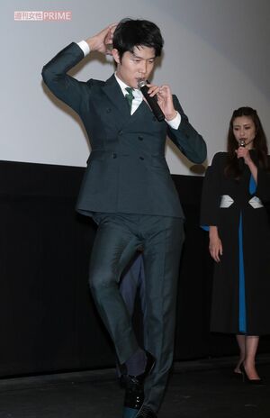 2016年5月、映画『HK 変態仮面 アブノーマル・クライシス』舞台挨拶に登場した鈴木亮平