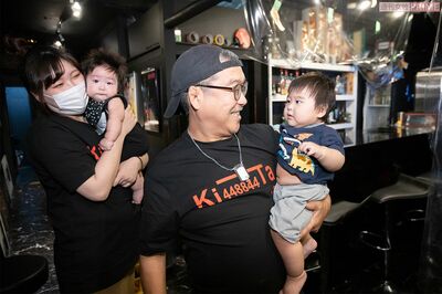 お孫さんを抱いて。とたんに優しいおじいちゃんの表情になる 撮影:齋藤周造