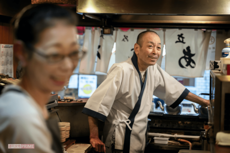 新刊の舞台となった店『あじろ』。店主と妻も登場(撮影/佐藤靖彦)