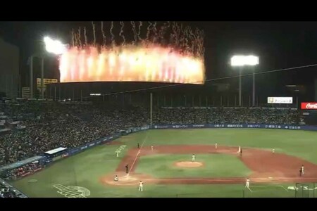 Mrs.GREENAPPLEの国立競技場公演でド派手な花火が上がり、神宮球場の試合は2日連続で試合が一時中断に（Xより）