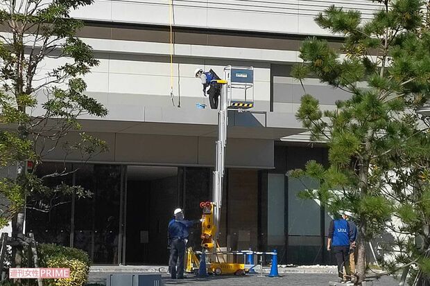清掃作業のほか、屋根の張り替え作業も