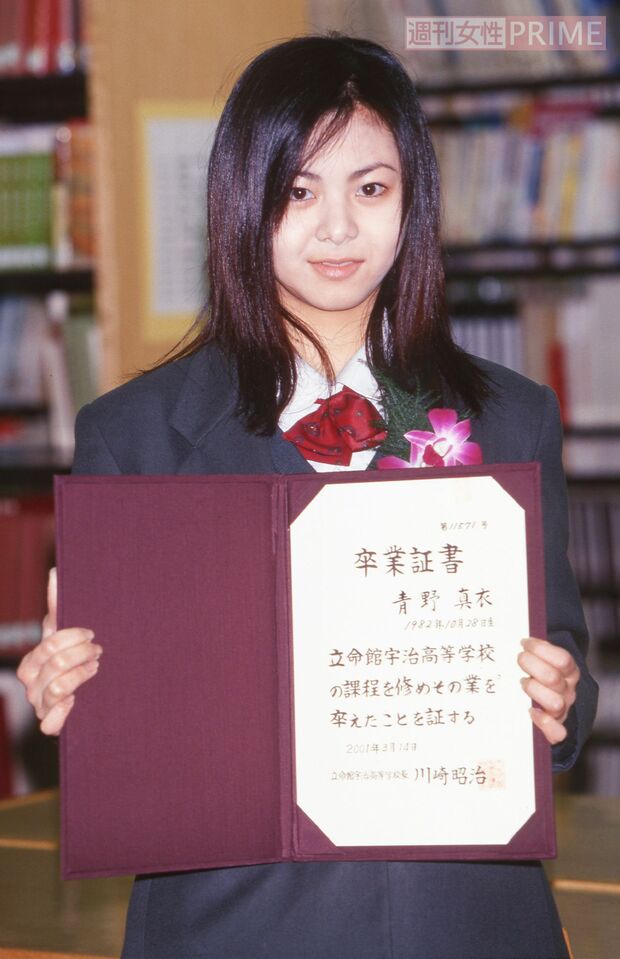 デビュー以来ヒット曲連発もメディアの露出がほとんどなく、京都の高校卒業式で素顔を見せた倉木麻衣（'01年卒業）