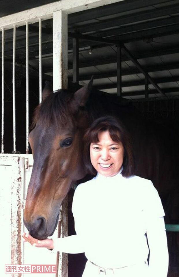 愛馬と写る田村容疑者（田村容疑者のFacebookより）