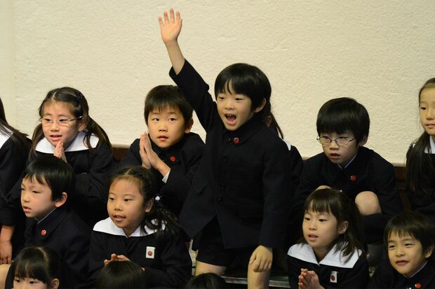 2013年11月、『お茶の水女子大学附属小学校』1年生の悠仁さまが音楽会にご参加。演目だった「だれにだっておたんじょうび」を歌われ、ほかの9月生まれのお友達と一緒に「ハーイ」と大きく手を挙げてお返事された。