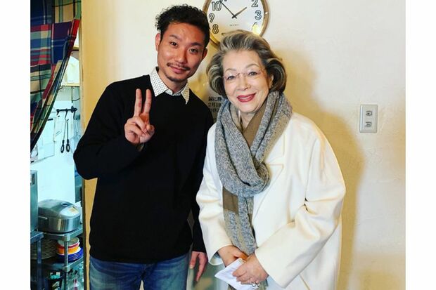 店に訪れた西川ヘレンさんと記念撮影する岡容疑者（SNSより）