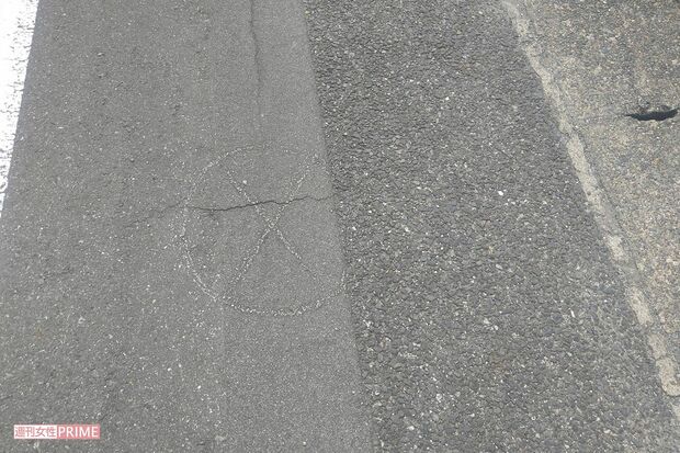 道路に警察が書いた✕印が