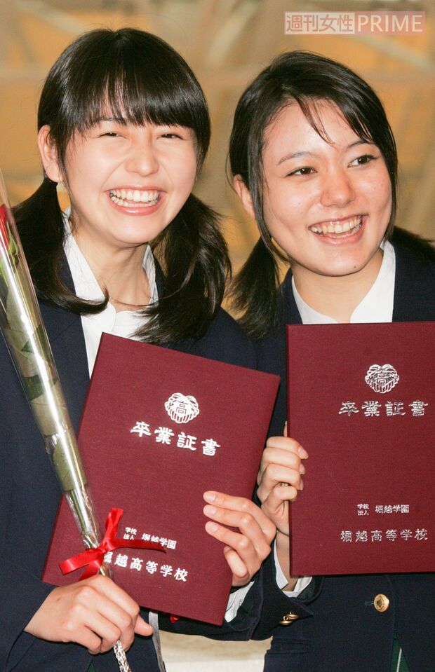 長澤まさみ(左)と鈴木杏(右)の堀越高校卒業式での同級生仲よしショット。時を経て長澤は映像、鈴木は舞台をそれぞれメインに、実力派女優として大活躍している(2006年)