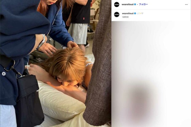 MVの撮影現場で男性の腕に噛みついているBLACKPINKのリサ。相手役は坂口健太郎が務めていた(リサのレーベル『LLOUD』公式インスタグラムより)