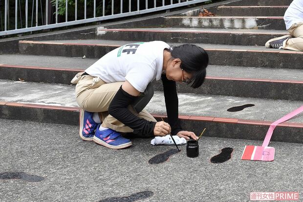 毎日の地道な修復作業により、野外美術館が成り立っている　撮影／渡邉智裕