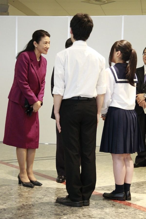  皇太子ご夫妻がトンガから持ち帰られた工芸品を、ご覧になる愛子さま（11月28日）