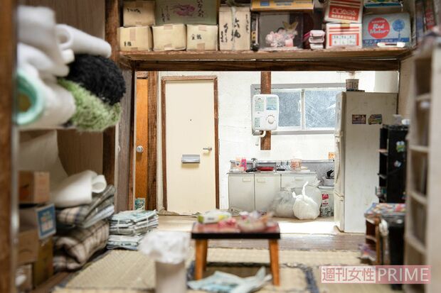 さまざまな現場の特徴や小島さんオリジナルのアイデアを組み合わせてミニチュアを製作。「“物が多くてすみません”と申し訳なさそうにする方が多いんですが、どの家も物は多い。安心していただくために、作ったんです」（'18年撮影）　撮影／齋藤周造