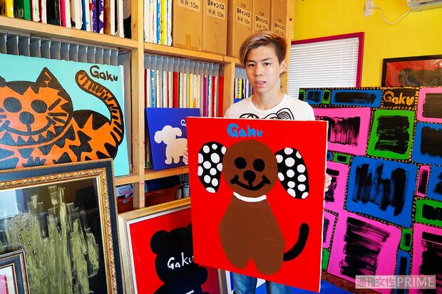 鮮やかな絵画を持つGAKU