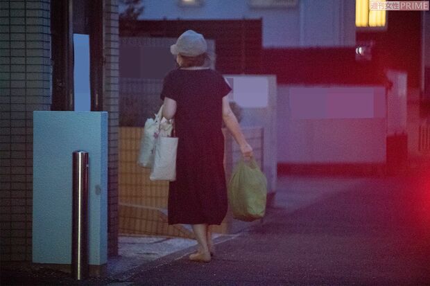 週刊女性が直撃した夜、出勤時と同じようにタクシーに乗って帰宅した小室佳代さん