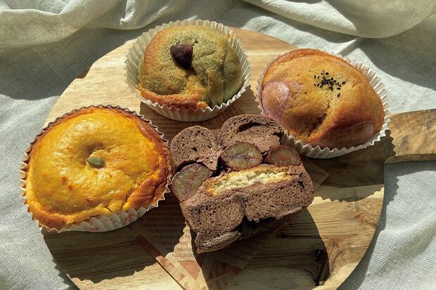 改良を重ねた今秋の新作「マロンショコラクリームチーズタルトサンド」（中央下）918円