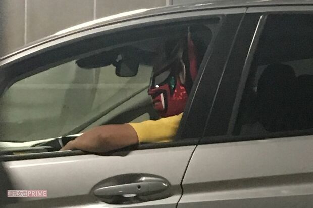 プロレスマスクをつけてライブ会場入りする石野卓球