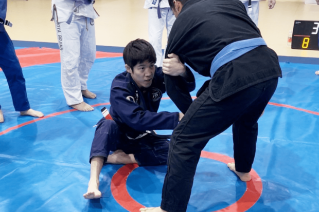 お話を伺ったのはトライフォース浅草橋ヘッドインストラクー・山田秀之さん｜中学時代に柔術の魅力にハマり、学生のころは柔術一筋。大手企業へ就職するも競技者としての夢を捨てられず退職。柔術家として生きていく道を選ぶ。現在では、年間1000クラス以上の指導を任される、トライフォースを代表する指導者のひとりに。9月16日に専属道場の浅草橋教室を設立。ヘッドインストラクターを務める