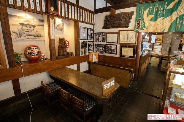 高木屋老舗で渥美さんがいつも座っていた“予約席”　撮影／齋藤周造