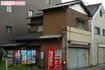 遺体が見つかった住居兼店舗。雑収入目的か与野党4政党の議員のポスターや自販機も