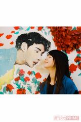 東出を連想させる男性のイラストとキス