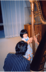 東宮御所で長澤さんのハープを触って楽しまれる愛子さまと雅子さま（'04年）