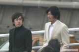 二宮和也と豊川悦司（映画『プラチナデータ』撮影現場）