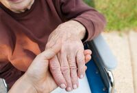 安倍政権下で介護サービスの充実は100%ない!? 迫り来る「親子2代で介護難民」時代