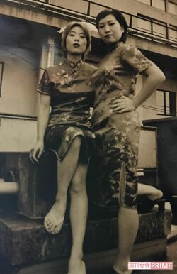 アート活動に夢中になった20代。左が上田さん