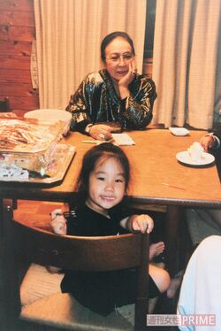 孫の爽子を優しく見守る、ありし日の紫さん