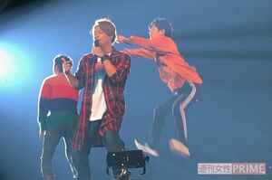 ファンミーティング中に設けられた撮影タイムでの一コマ／著者撮影