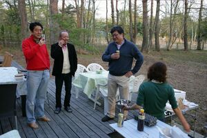2013年にバーベキューで乾杯。左から安倍、加計、萩生田の各氏（萩生田氏のブログより）