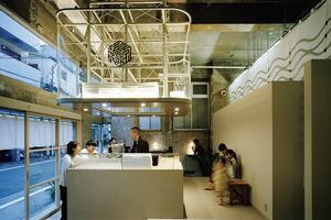 湯上がりに特別な時間を味わえる、ビアバーとDJブースを備えた番台バー