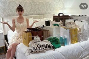 爆買いの内容よりも、浮き出た骨が心配になるPerfumeのあ~ちゃん(インスタグラムより)