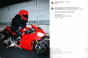 真っ赤なバイクで夜の首都高を駆け抜ける姿を投稿した松田翔太。文章には“怒りマーク”が（本人のインスタグラムより）
