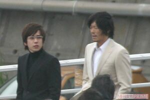二宮和也と豊川悦司（映画『プラチナデータ』撮影現場）
